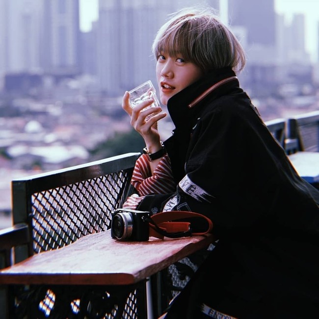 Bagi kamu yang suka membuka YouTube bisa jadi sudah akrab dengan nama akun Ria SW. Pemilik chanel YouTube itu adalah Ria Sukma Wijaya. Video-video RIa sering masuk dalam daftar video yang trending atau banyak ditonton. Saat ini subscriber chanel YouTube Ria sudah hampir 2 juta. Wanita yang menggemari K-Pop ini disukai penonton YouTube dengan berbagai videonya mengenai makanan. Ria mampu membuat penontonnya merasa ngiler dengan makanan yang dimakannya. Begitu populernya Ria di YouTube, sampai-sampai saat dia merilis buku berjudul Off The Record yang mengangkat cerita di balik layar keseruannya membuat video, buku tersebut laris manis hingga sudah cetak ulang beberapakali. Foto: Instagram