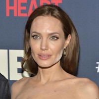 Finishing powder di wajah Angelina Jolie tampaknya tak menyatu dengan baik di kulitnya. Taburan bedak di bagian rahang membuat wajahnya jadi cemong. Malfungsi makeup ini tentu memalukan karena kala itu ia hadir di acara besar screening film The Normal Heart NYC pada Mei 2014. Foto: Getty Images