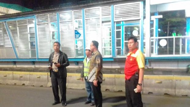 Tengah Malam, Anies Cek Pembongkaran JPO Tosari