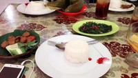 Pagi pagi pagi jangan lupa sarapan, tulis Nella. Waduh, sarapannya berat nih dengan nasi dan cah kangkung. Foto: Instagram nellakharisma