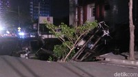 Tanah ambles tersebut tepat berada di depan gedung BNI 46.  (Foto: Deny Prastyo Utomo/detikcom)