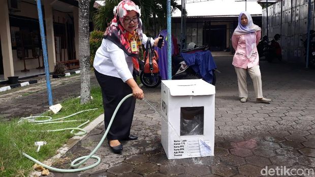Uji Kekuatan Kotak Suara 'Kardus' di Gunungkidul, Aman dan Kuat