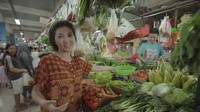 Belanja ke Pasar pakai daster jadi kebiasaan Sarwendah. Foto: YouTube The Onsu Family