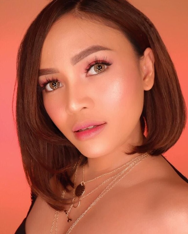 Sejak kemunculannya sebagai beauty vlogger, Rachel Goddard sudah populer dengan cara jenakanya dalam memberikan tutorial makeup atau melakukan review produk. Pada 2018, sosok Rachel semakin bersinar seiring semakin banyaknya wanita yang menyukai makeup. Istri dari pria bule bernama Ben Goddard itu bukan hanya me-review makeup yang populer, produk makeup ajaib seperti alat cetakan alis pun pernah dicobanya. Salah satu video Rachel yang banyak ditonton pada 2018 ini adalah saat dia masih sempat berdandan full makeup di saat merasakan kontraksi melahirkan. Foto: Instagram