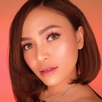 Sejak kemunculannya sebagai beauty vlogger, Rachel Goddard sudah populer dengan cara jenakanya dalam memberikan tutorial makeup atau melakukan review produk. Pada 2018, sosok Rachel semakin bersinar seiring semakin banyaknya wanita yang menyukai makeup. Istri dari pria bule bernama Ben Goddard itu bukan hanya me-review makeup yang populer, produk makeup ajaib seperti alat cetakan alis pun pernah dicobanya. Salah satu video Rachel yang banyak ditonton pada 2018 ini adalah saat dia masih sempat berdandan full makeup di saat merasakan kontraksi melahirkan. Foto: Instagram