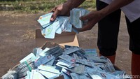 e-KTP yang rusak itu pun dikumpulkan dari sejumlah wilayah dan kemudian dimasukkan ke dalam drum untuk dibakar.