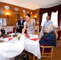 Dikabarkan Daily Mail, gaun tersebut dijual seharga 834 poundsterling atau Rp 15 jutaan. Margot Robbie, Lily James, Jennifer Lawrence, Gigi Hadid, Emma Stone, Suki Waterhouse dan Rihanna, adalah beberapa nama bintang yang diketahui menggemari koleksi label Brock Collection. (Foto: Getty Images)