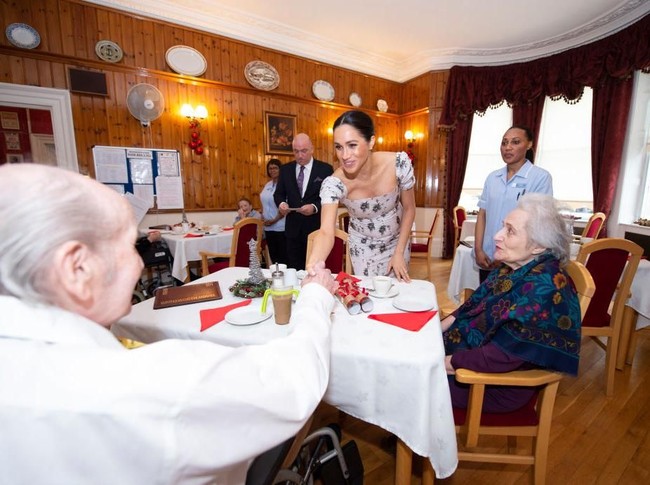 Dikabarkan Daily Mail, gaun tersebut dijual seharga 834 poundsterling atau Rp 15 jutaan. Margot Robbie, Lily James, Jennifer Lawrence, Gigi Hadid, Emma Stone, Suki Waterhouse dan Rihanna, adalah beberapa nama bintang yang diketahui menggemari koleksi label Brock Collection. (Foto: Getty Images)