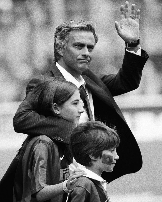 Ini foto masa kecil Matilde dan adiknya bersama sang ayah. Anak ayah banget! Foto: Instagram/@matildefmf