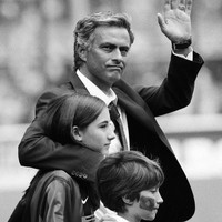 Ini foto masa kecil Matilde dan adiknya bersama sang ayah. Anak ayah banget! Foto: Instagram/@matildefmf