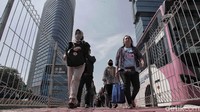 Anies mengatakan jembatan penyeberangan orang (JPO) di halte tersebut akan diubah menjadi pelican crossing. 