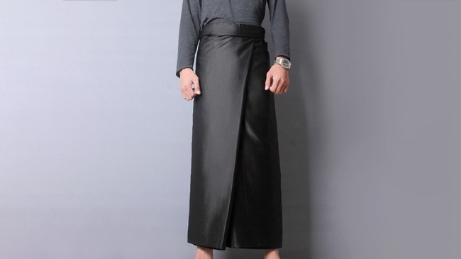 Ada problem di mana anak muda jaman sekarang mager banget salat, yang salah satunya saya alamin pas lagi ngemall tapi pake ripped jeans. Jadi gak bisa ibadah gitu, trus kepikiran deh kenapa pakaian muslim gak jadi streetwear aja ya yang keren, ungkap Riawan Afif dihubungi Wolipop via telepon pada Rabu (19/12/2018). Foto: Dok. Riawan Afif