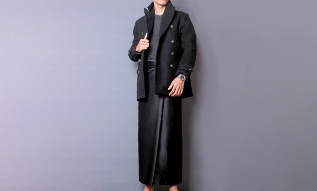 Sarung berwarna hitam pekat itu bisa dipadukan dengan blazer atau kemeja. Bahan velvet yang shiny membuat sarung tersebut terlihat elegan. Foto: Dok. Riawan Afif