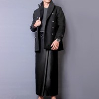 Sarung berwarna hitam pekat itu bisa dipadukan dengan blazer atau kemeja. Bahan velvet yang shiny membuat sarung tersebut terlihat elegan. Foto: Dok. Riawan Afif