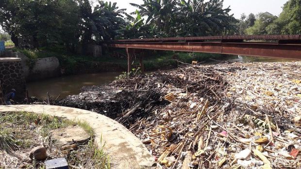 Bendungan Koja Bekasi Dipenuhi Sampah