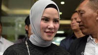 Angel Lelga dan Fiki Alman saat ditemui di Polres Jakarta Selatan pada Rabu (19/12).  Foto: Noel/detikFoto