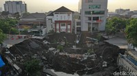 Polisi juga bertindak cepat. Beberapa karyawan kontraktor PT NEK yang menangani proyek tersebut diperiksa/Foto: Deny Prastyo Utomo