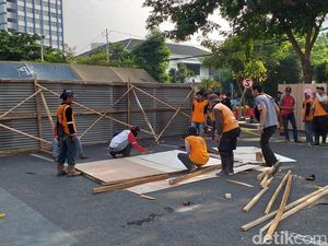 Lokasi Jalan Raya Gubeng Ambles Ditutup Seng dan Triplek