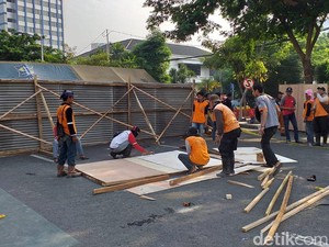 Lokasi Jalan Raya Gubeng Ambles Ditutup Seng dan Triplek