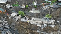 Petugas Command Center 112 mengungkapkan kedalaman jalan yang ambles berkisar 10-15 meter. Sedangkan untuk panjang jalan yang terdampak diperkirakan mencapai 25 meter.