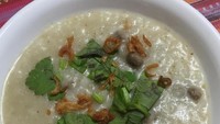 Bubur dimasak dengan daging cincang hingga lembut dan meresp kaldunya. Enak disantap hangat dengan taburan bawang goreng. Foto: Instagram @mdmkasnah