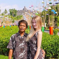 Kompak dengan sang suami, ini gaya Polly saat mengenakan batik. Foto: Instagram @pollyoddsocks