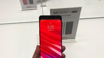 Mengusung desain slide untuk menyembunyikan kamera depan. Foto: Sina Mobile