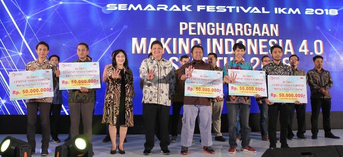 Penghargaan 5 Startup Terbaik Kompetisi Making Indonesia 4.0 Startup oleh Menperin Airlangga Hartarto didampingi oleh Dirjen IKM Gati Wibawaningsih (Foto: dok. Kementerian Perindustrian) Penghargaan 5 Startup Terbaik Kompetisi Making Indonesia 4.0 Startup oleh Menperin Airlangga Hartarto didampingi oleh Dirjen IKM Gati Wibawaningsih (Foto: dok. Kementerian Perindustrian)