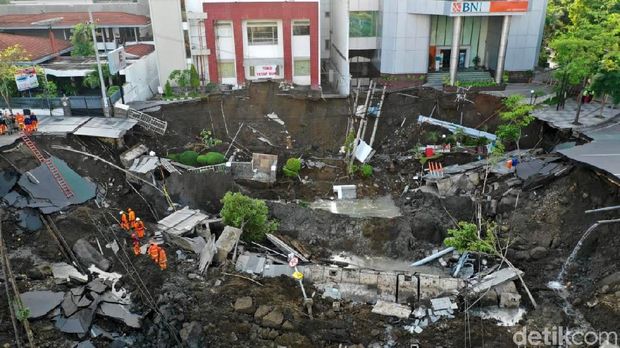 Kesalahan Proyek RS Berujung Amblesnya Jalan Gubeng di Surabaya