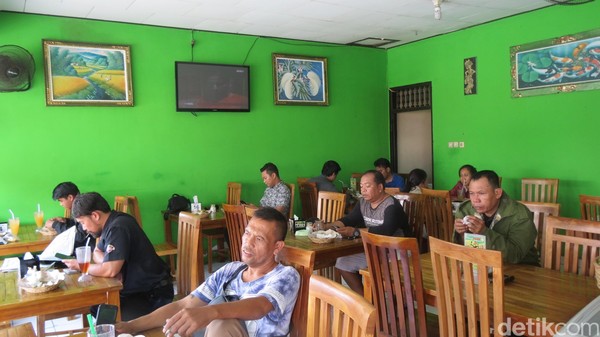Suasana warung cukup ramai, tapi bukan oleh turis, melainkan warga lokal. Jl Mataram memang banyak tempat kos karyawan yang bekerja di Kuta dan Legian (Fitraya/detikTravel) Suasana warung cukup ramai, tapi bukan oleh turis, melainkan warga lokal. Jl Mataram memang banyak tempat kos karyawan yang bekerja di Kuta dan Legian (Fitraya/detikTravel)