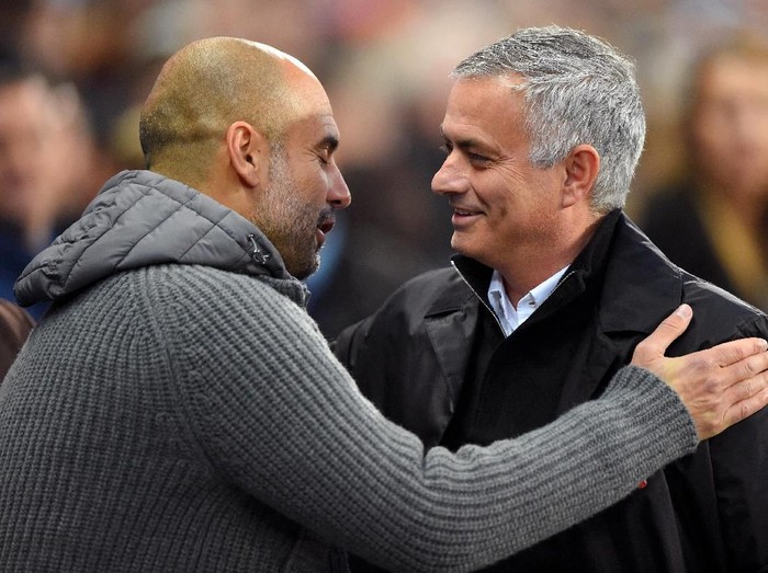 MANCHESTER, ENGLAND - NOVEMBER 11:  Josep Guardiola, Manager of Manchester City and Jose Mourinho, Manager of Manchester United embrace prior to the Premier League match between Manchester City and Manchester United at Etihad Stadium on November 11, 2018 in Manchester, United Kingdom.  (Photo by Mike Hewitt/Getty Images)