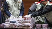 Petugas menunjukkan tumpukan uang yang disita dalam OTT Kemenpora dalam jumpa pers di gedung KPK, Jakarta, Rabu (19/12/2018).
