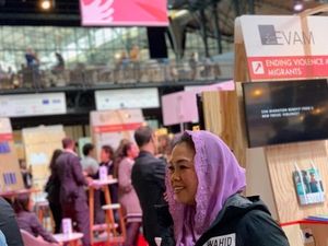 Yenny Wahid Bicara soal Baju Tulisan Arab Pegon Tetap Jokowi