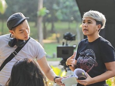 7 Foto Candid Kekompakan Ernest Prakasa Kerja Bareng Istri