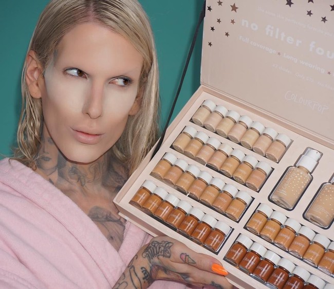 Hopefully I can find another company who would love the exposure, as well as talk about the secrets and behind the scenes about brand deals in the beauty industry... 2019 whats good? Whos not scared? tulis pria 33 tahun itu. Foto: Instagram (@jeffreestar)
