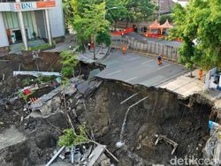Amblesnya Jalan Gubeng Menurut Tim Ahli Bangunan Pemkot Surabaya Amblesnya Jalan Gubeng Menurut Tim Ahli Bangunan Pemkot Surabaya