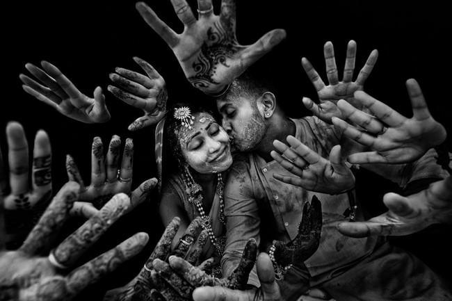 Semarak pernikahan India tetap terasa meski dalam foto hitam dan putih dari Nitin Dangwal, Shutterink Photography. Foto: Dok. Junebug Weddings/Nitin Dangwal, Shutterink Photography