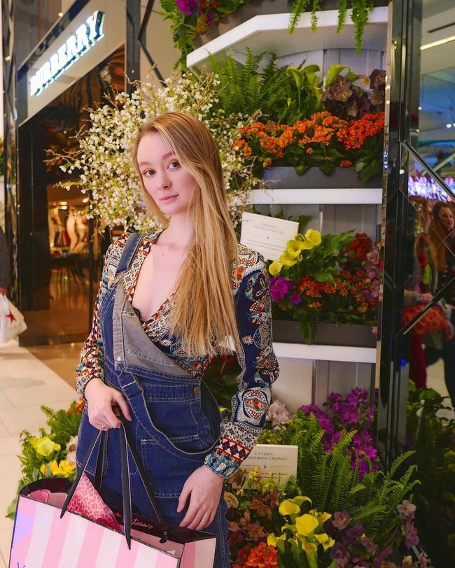 Tampil kasual dengan jumpsuit denim, penampilan Polly pun terlihat menawan. Foto: Instagram @pollyoddsocks