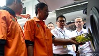 Para tersangka saat melakukan rekonstruksi memasukan narkoba ke dalam sound sistem mobil di Polda Metro Jaya, Rabu (19/12/2018).