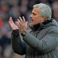 Jam tangan Hublot juga menjadi andalan Mourinho saat mengawasi skuad Setan Merah melawan Newcastle United di Premier League, Februari 2018 lalu. Kali ini, pelatih yang kabarnya digaji 24 juta poundsterling setahun oleh MU ini memakai Hublot Big Bang Unico 45mm Automatic Chronograph Magic Gold watch. (Foto: Getty Images)