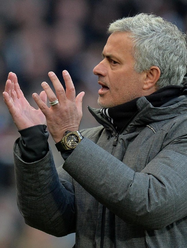Jam tangan Hublot juga menjadi andalan Mourinho saat mengawasi skuad Setan Merah melawan Newcastle United di Premier League, Februari 2018 lalu. Kali ini, pelatih yang kabarnya digaji 24 juta poundsterling setahun oleh MU ini memakai Hublot Big Bang Unico 45mm Automatic Chronograph Magic Gold watch. (Foto: Getty Images)