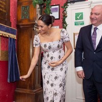 Sebagai sentuhan akhir, Meghan memadukan gaun tersebut dengan suede pointed-heels berwarna senada. (Foto: Getty Images)