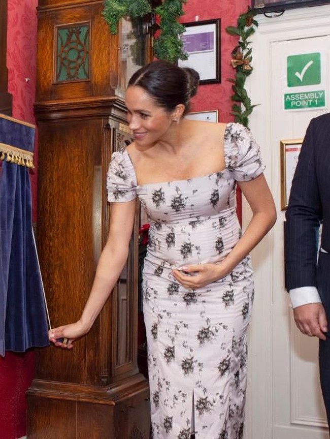 Sebagai sentuhan akhir, Meghan memadukan gaun tersebut dengan suede pointed-heels berwarna senada. (Foto: Getty Images)