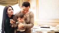 Dikenal sebagai pengusaha sukses, Harvey Moeis merupakan sosok family man yang memiliki banyak penggemar. Lewat Instagram Sandra Dewi, kekompakan keluarga kecil ini terpampang nyata. Foto: Instagram @sandradewi88