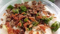 Bubur kental dengan taburan daging sapi cincang yang ditumis plus telor rebus. Mantap!  Foto: Instagram @buburdaging