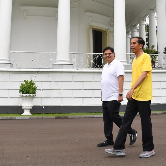Julukan hypebeast bukan hanya untuk anak muda, tapi bisa juga diberikan untuk gaya presiden Joko Widodo. Baru-baru ini, Presiden Jokowi kedapatan memakai sneakers yang jadi incaran kaum hypebeast kekinian, apalagi jika bukan sneakers Yeezy milik Kanye West. Jokowi terlihat memakai Yeezy seri Beluga 2.0 warna abu-abu saat berpenampilan sporty kasual. Foto: Laily Rachev/ biro pers setpres