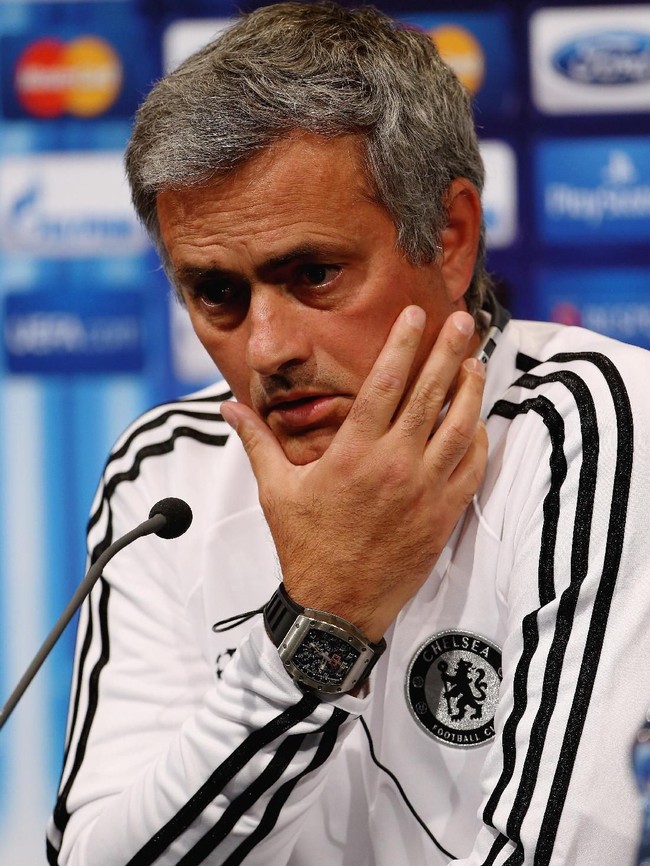 Jose Mourinho menjadi sorotan setelah Manchester United memecatnya sebagai pelatih baru-baru ini. Sebelumnya, ia pernah melatih untuk Chelsea dan Real Madrid. Semasa kariernya, Jose kerap melengkapi gayanya dengan aksesori mewah berupa jam tangan mewah keluaran high-end brand. Seperti jam Richard Mille ini. (Foto: Getty Images)