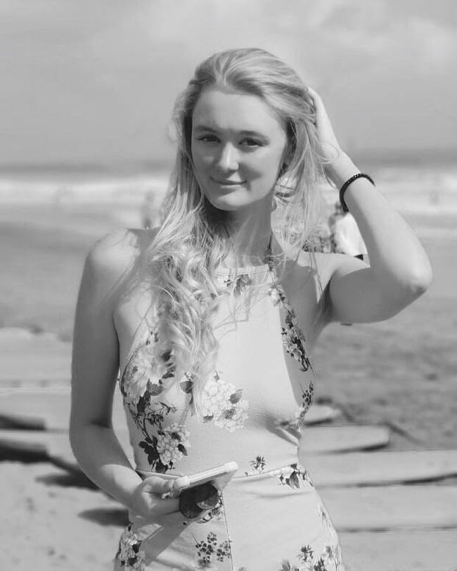 Banyak netizen yang baper atas pernikahan wanita asal Inggris itu dengan pria yang dipacarinya selama satu tahun lebih itu. Tak sedikit netizen pun terpesona dan memuji kecantikan yang dimiliki Polly. Foto: Instagram @pollyoddsocks