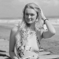 Banyak netizen yang baper atas pernikahan wanita asal Inggris itu dengan pria yang dipacarinya selama satu tahun lebih itu. Tak sedikit netizen pun terpesona dan memuji kecantikan yang dimiliki Polly. Foto: Instagram @pollyoddsocks