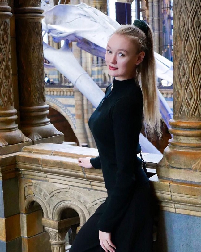 Wanita yang berasal dari Cullingworth, Leeds, Inggris ini kerap memamerkan gaya busananya yang memesona. Terkadang Polly pun tak sungkan memamerkan tubuh indahnya dan tampil seksi.Foto: Instagram @pollyoddsocks